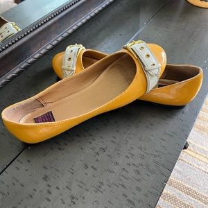 EUC Yellow Flats size 9